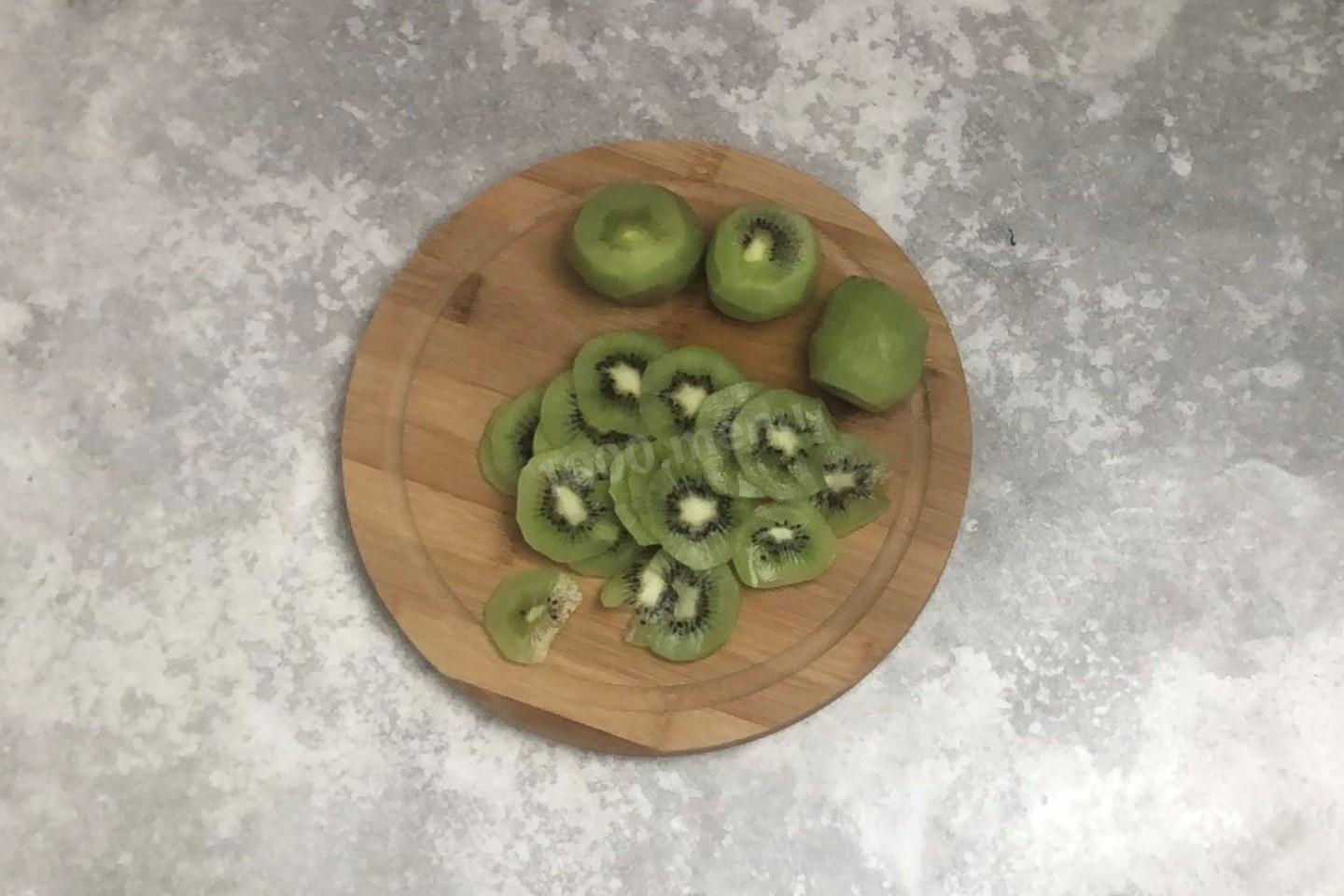 Шаг 21 приготовления Черный кунжутный пирог с кокосовой панакотой и киви