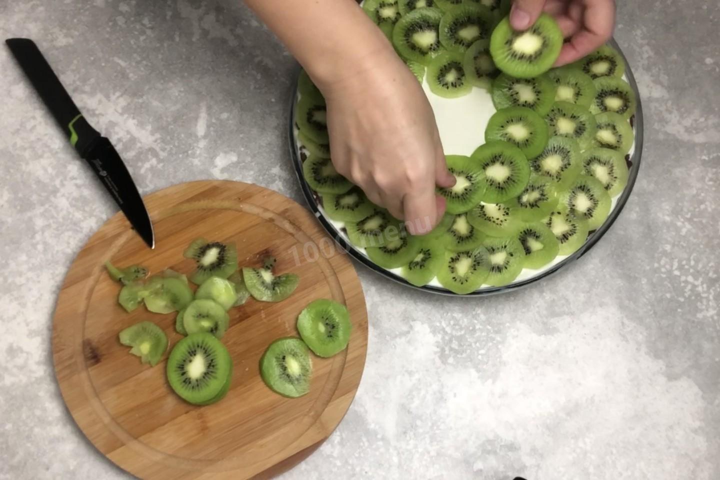 Шаг 22 приготовления Черный кунжутный пирог с кокосовой панакотой и киви