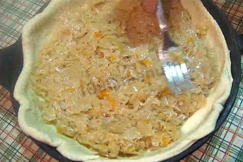 Шаг 14 приготовления Дрожжевой пирог с начинкой из капусты и шпрот