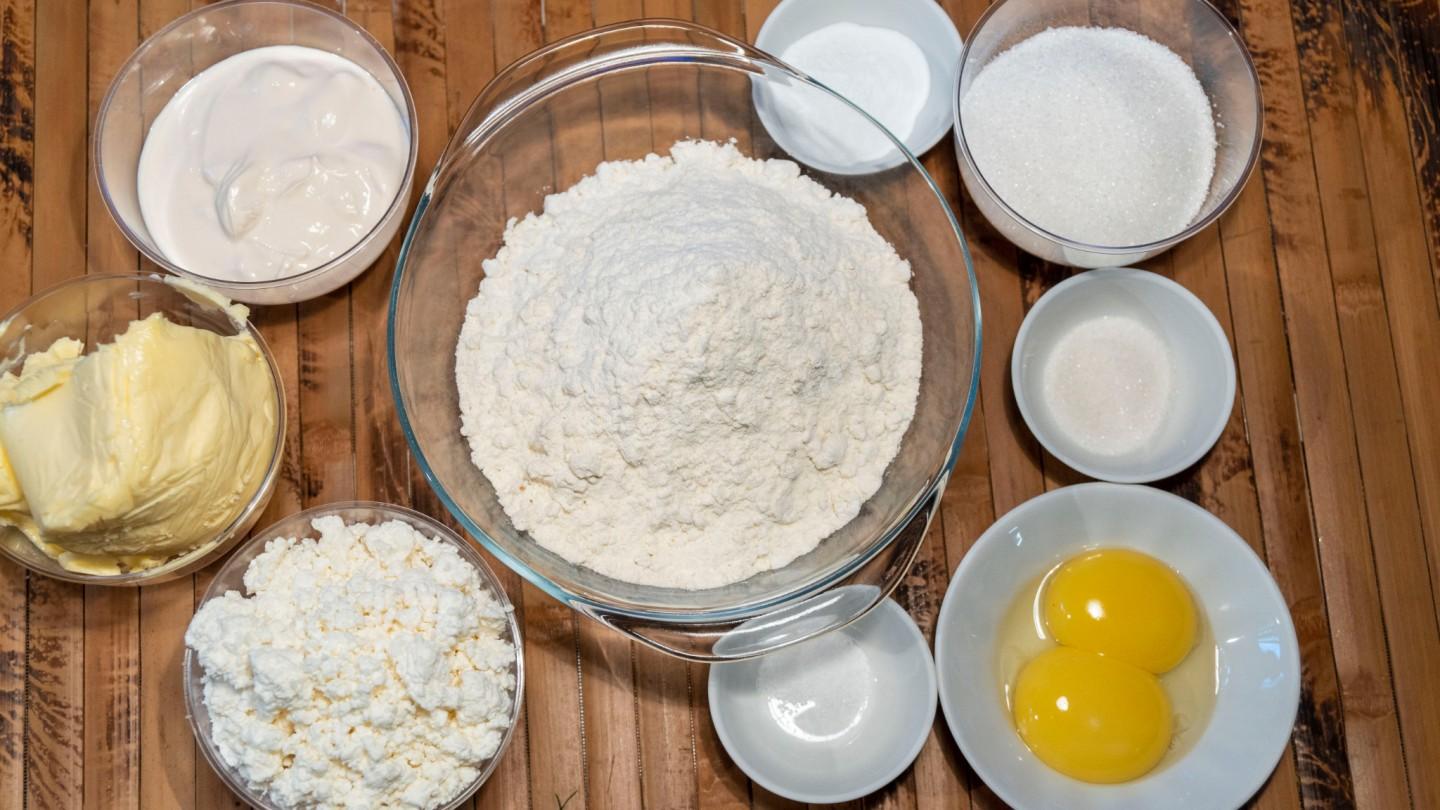 Шаг 1 приготовления Творожное печенье на сметане с сахаром и ванильным вкусом
