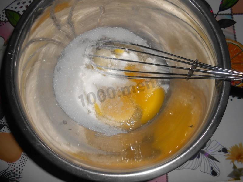 Шаг 1 приготовления Оладьи на кефире с содой и яйцами без дрожжей