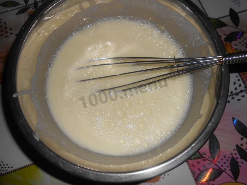 Шаг 2 приготовления Оладьи на кефире с содой и яйцами без дрожжей