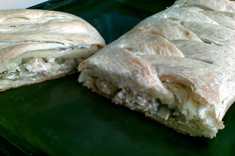 Обложка рецепта Слоёный пирог с брынзой курицей грибами