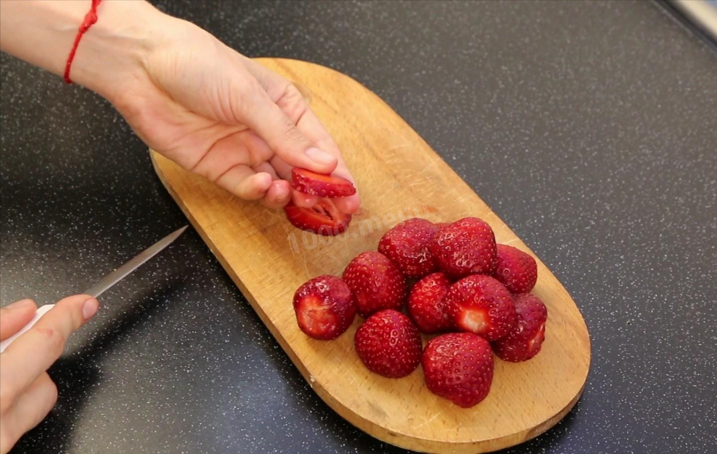 Шаг 12 приготовления Пирог с клубникой и штрейзелем