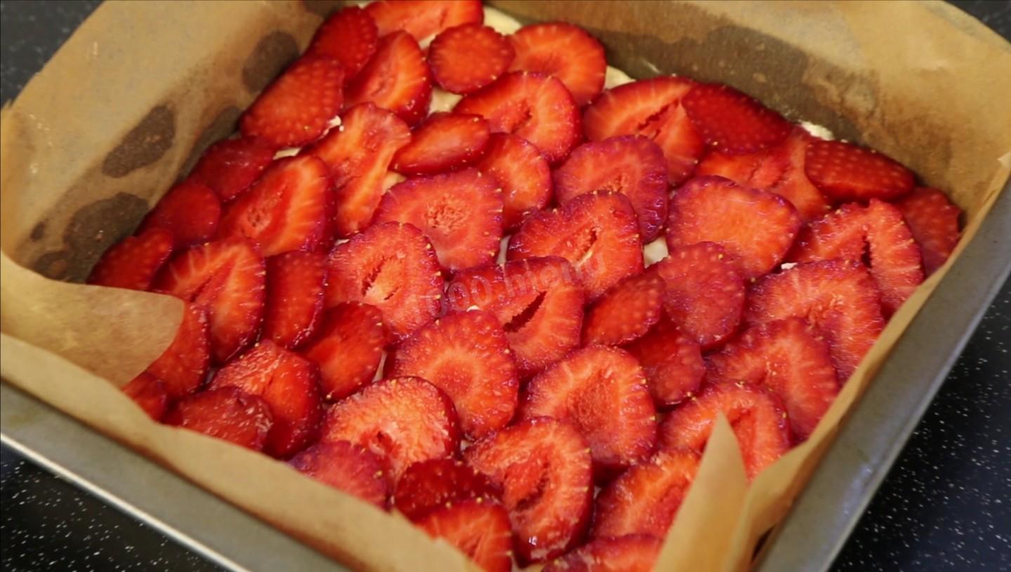 Шаг 13 приготовления Пирог с клубникой и штрейзелем