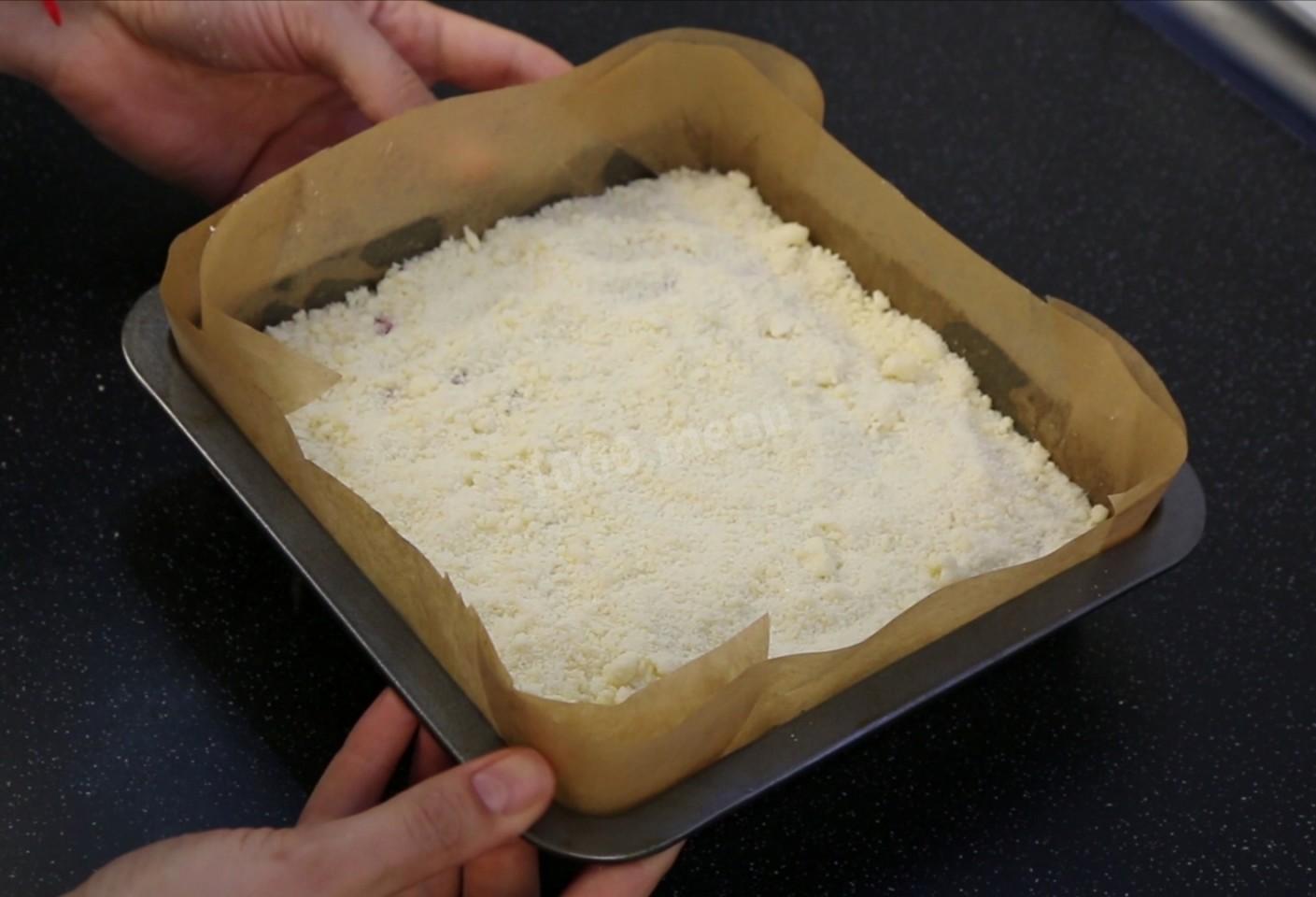 Шаг 14 приготовления Пирог с клубникой и штрейзелем