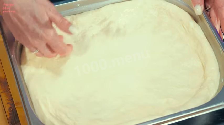 Шаг 15 приготовления Дрожжевой пирог с абрикосами и джемом на кефире