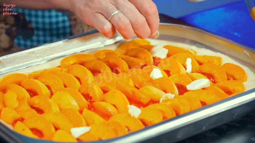 Шаг 19 приготовления Дрожжевой пирог с абрикосами и джемом на кефире