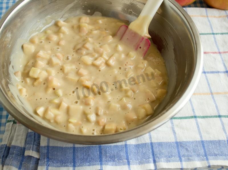 Шаг 11 приготовления Жареная шарлотка с корицей сахарной пудрой и яблоком