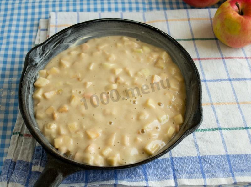 Шаг 13 приготовления Жареная шарлотка с корицей сахарной пудрой и яблоком