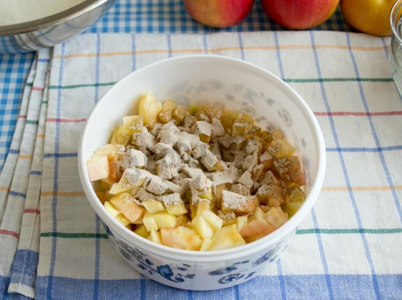 Шаг 9 приготовления Жареная шарлотка с корицей сахарной пудрой и яблоком