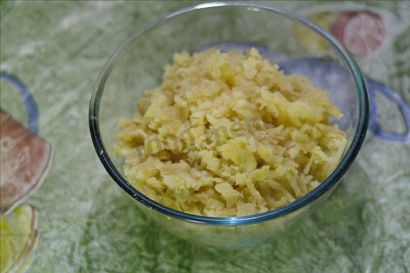 Шаг 5 приготовления Хичины с творожным сыром картофелем зеленью
