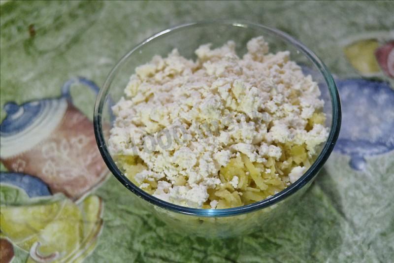 Шаг 6 приготовления Хичины с творожным сыром картофелем зеленью