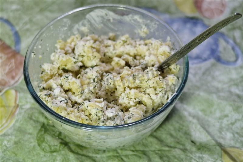 Шаг 8 приготовления Хичины с творожным сыром картофелем зеленью