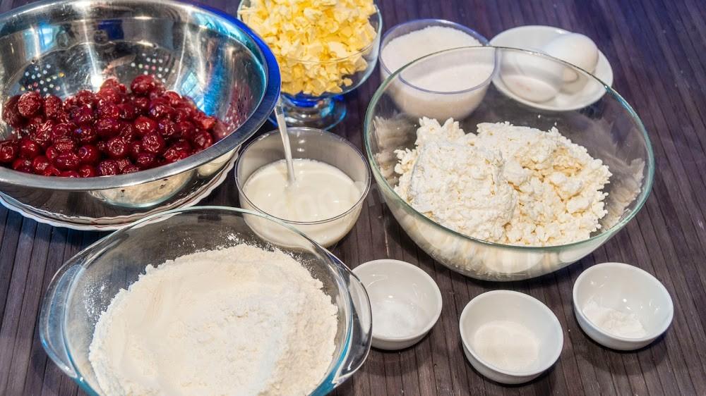 Шаг 1 приготовления Творожный пирог на маргарине со сметаной и вишней