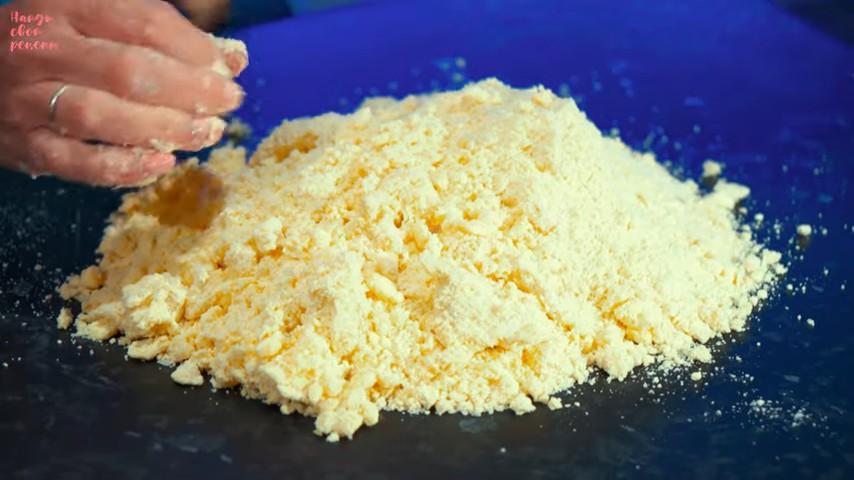 Шаг 10 приготовления Творожный пирог на маргарине со сметаной и вишней