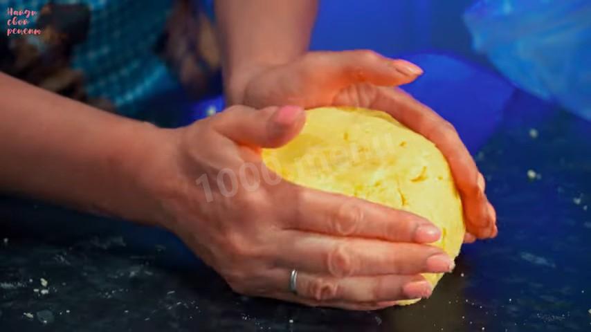 Шаг 11 приготовления Творожный пирог на маргарине со сметаной и вишней