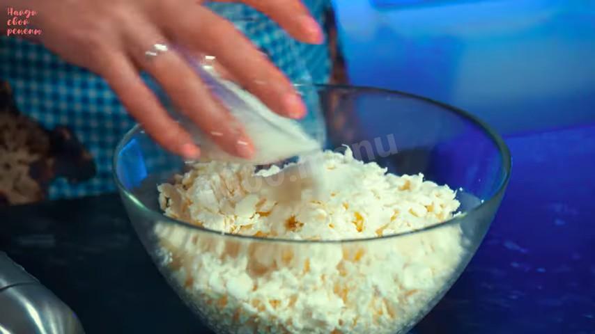 Шаг 13 приготовления Творожный пирог на маргарине со сметаной и вишней