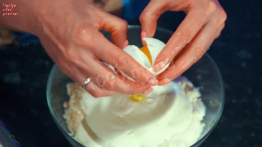 Шаг 15 приготовления Творожный пирог на маргарине со сметаной и вишней