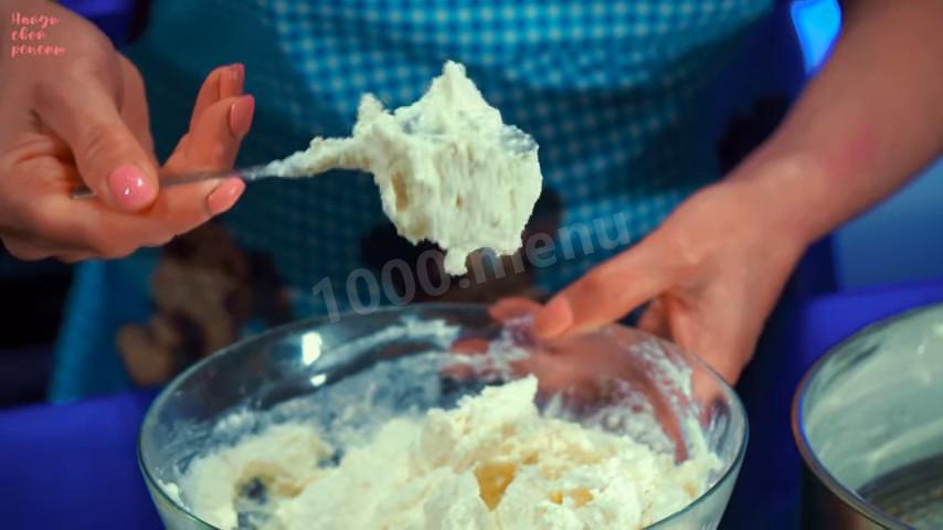 Шаг 16 приготовления Творожный пирог на маргарине со сметаной и вишней
