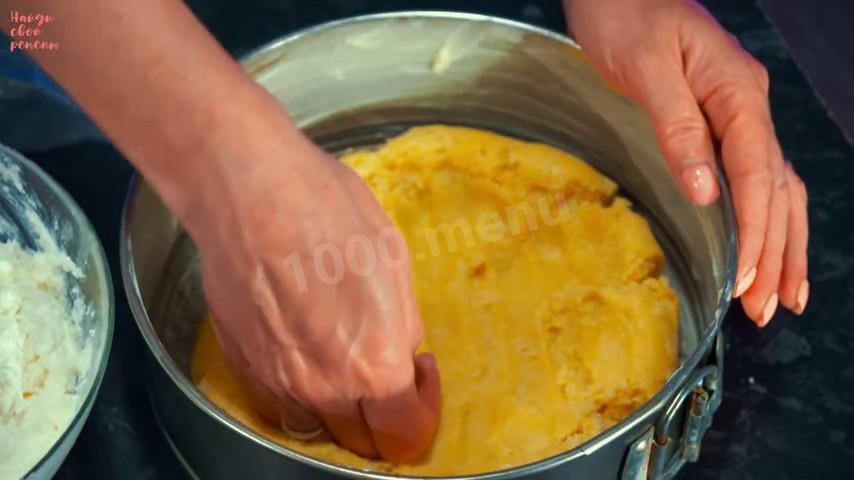 Шаг 17 приготовления Творожный пирог на маргарине со сметаной и вишней