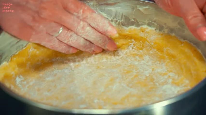 Шаг 18 приготовления Творожный пирог на маргарине со сметаной и вишней