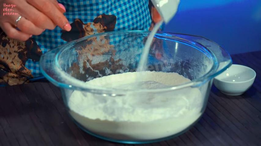 Шаг 2 приготовления Творожный пирог на маргарине со сметаной и вишней