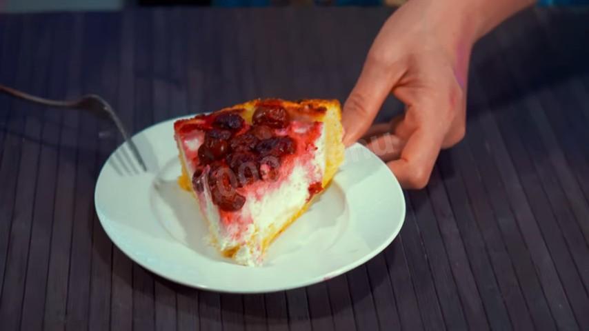 Шаг 23 приготовления Творожный пирог на маргарине со сметаной и вишней