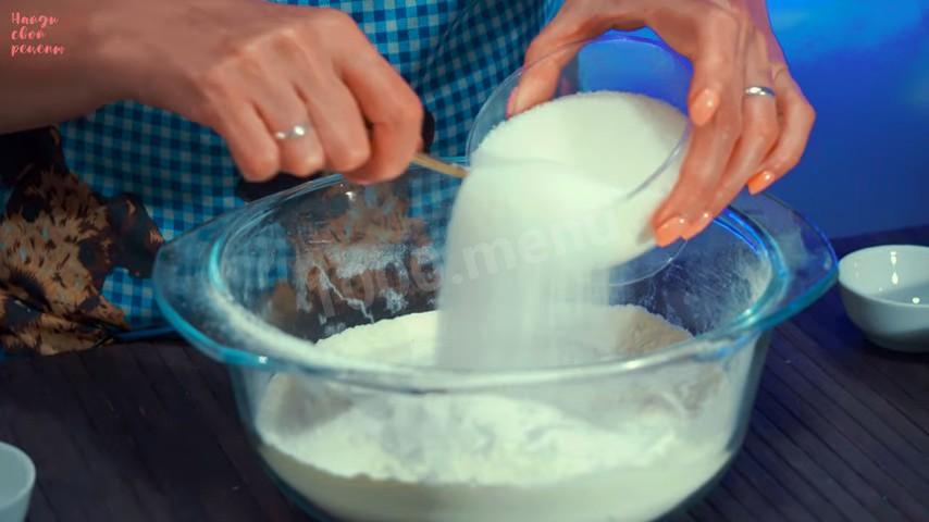 Шаг 4 приготовления Творожный пирог на маргарине со сметаной и вишней