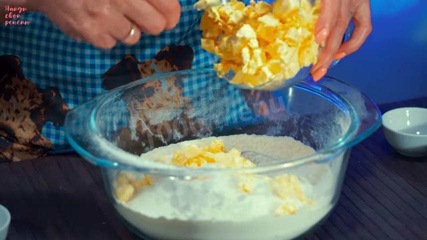 Шаг 5 приготовления Творожный пирог на маргарине со сметаной и вишней