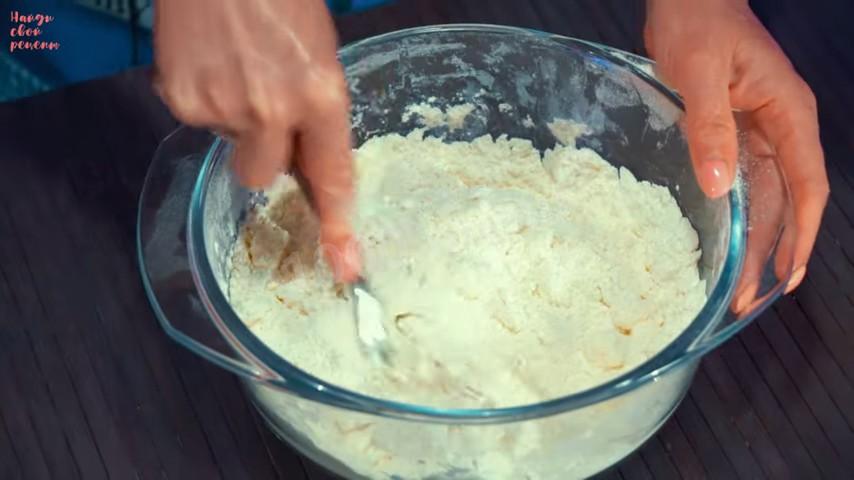 Шаг 6 приготовления Творожный пирог на маргарине со сметаной и вишней