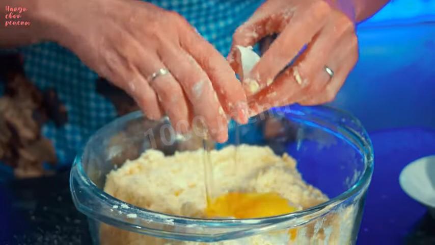 Шаг 8 приготовления Творожный пирог на маргарине со сметаной и вишней