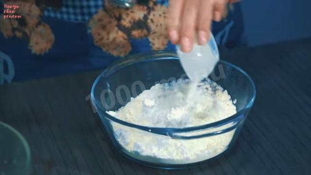 Шаг 10 приготовления Лимонный кекс на кефире с разрыхлителем