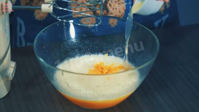Шаг 7 приготовления Лимонный кекс на кефире с разрыхлителем
