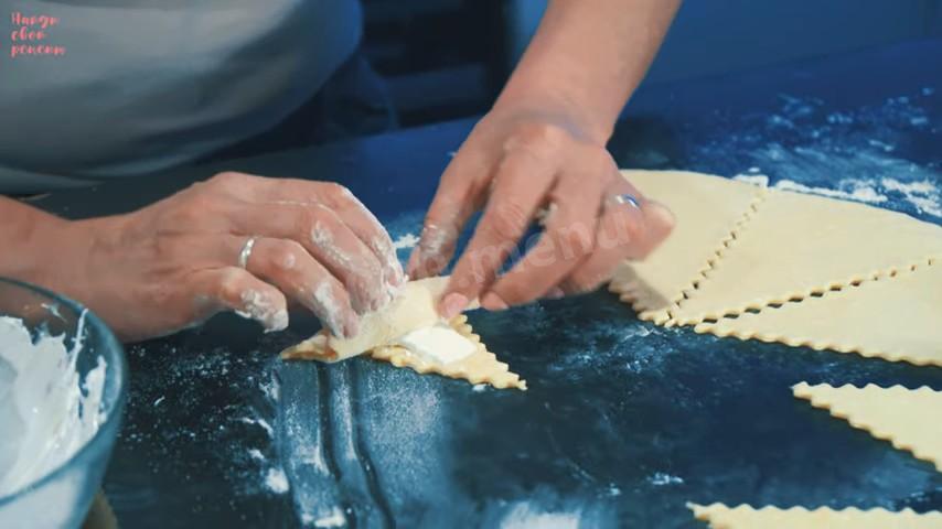 Шаг 22 приготовления Песочные рогалики с белковой начинкой