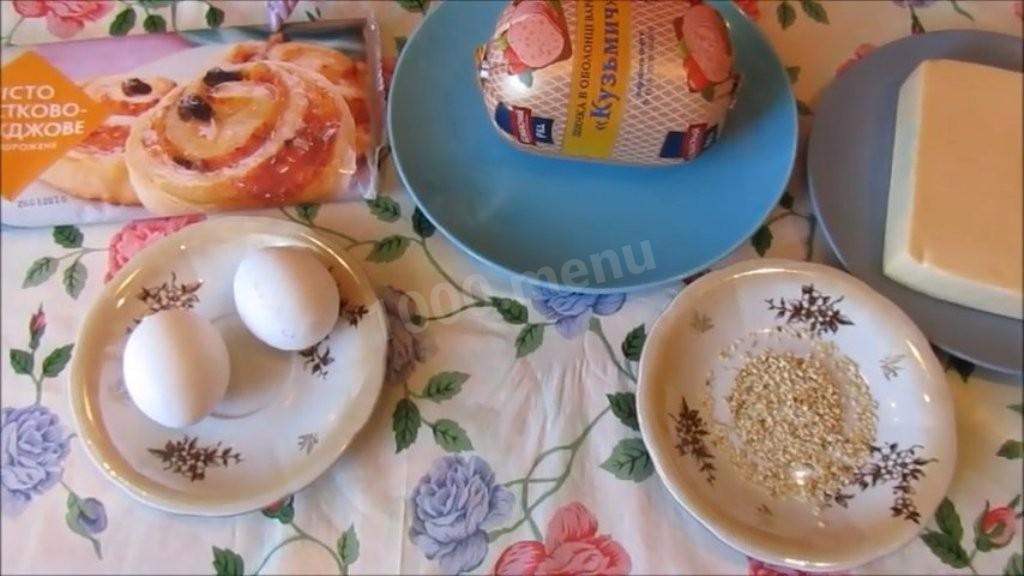 Шаг 1 приготовления Конвертики из дрожжевого слоеного теста с простой начинкой