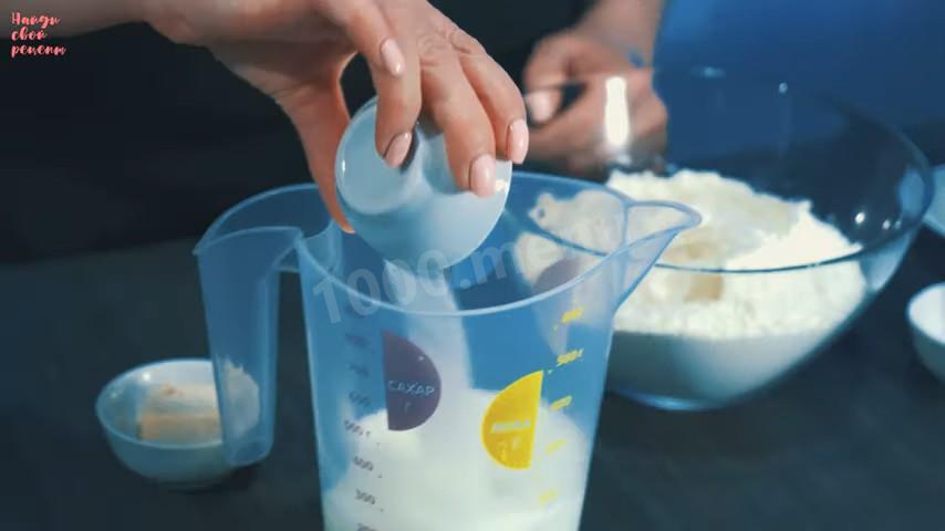 Шаг 2 приготовления Сдобные булочки с зеленью и сыром по-турецки