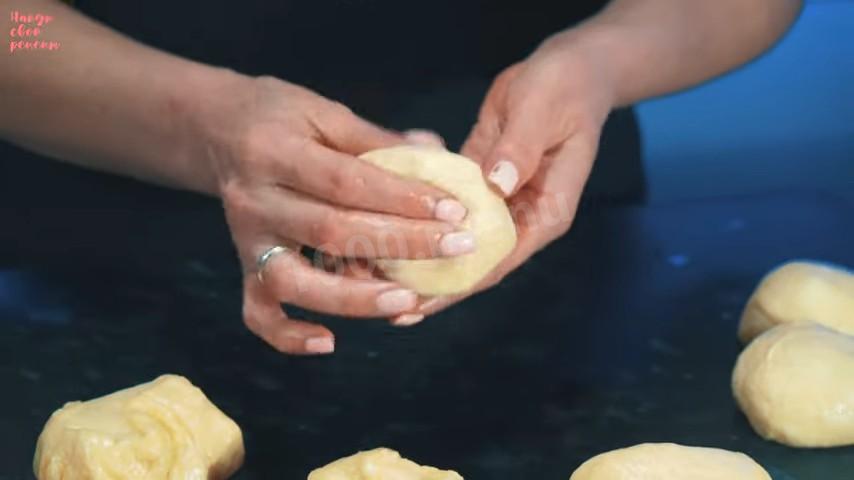 Шаг 20 приготовления Сдобные булочки с зеленью и сыром по-турецки