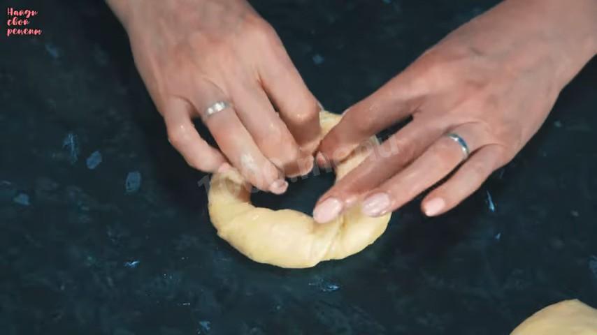 Шаг 25 приготовления Сдобные булочки с зеленью и сыром по-турецки