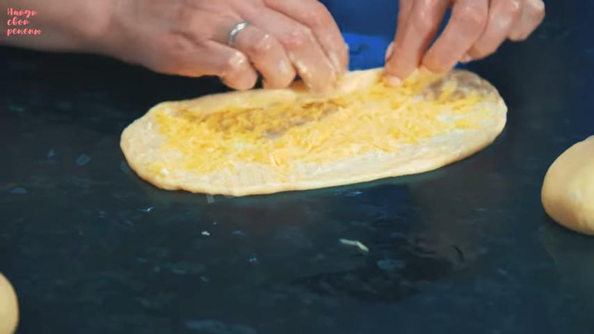 Шаг 27 приготовления Сдобные булочки с зеленью и сыром по-турецки
