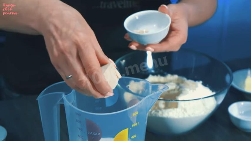 Шаг 3 приготовления Сдобные булочки с зеленью и сыром по-турецки