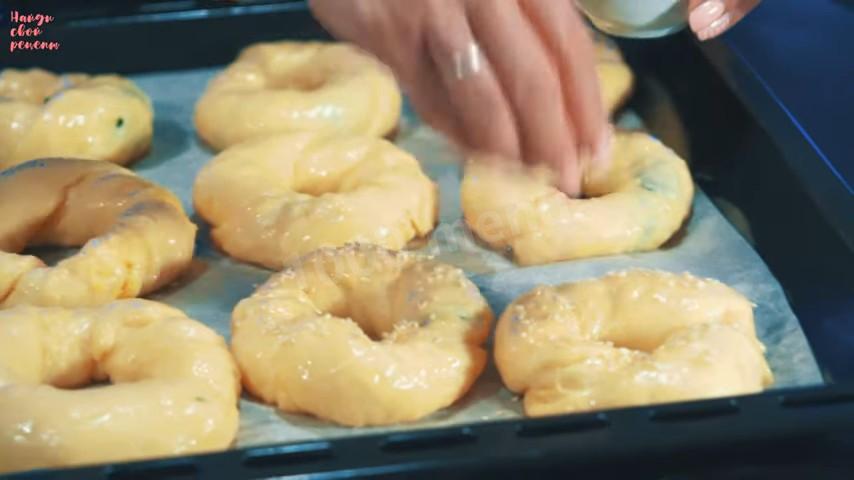 Шаг 30 приготовления Сдобные булочки с зеленью и сыром по-турецки
