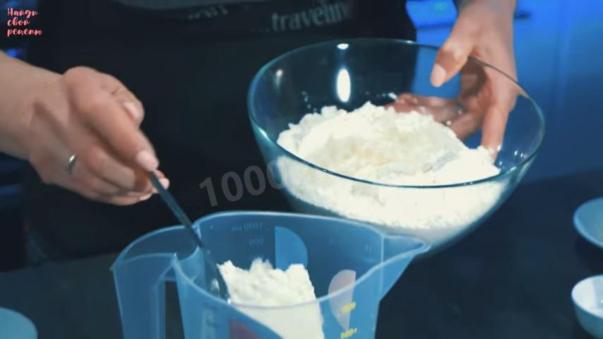Шаг 4 приготовления Сдобные булочки с зеленью и сыром по-турецки