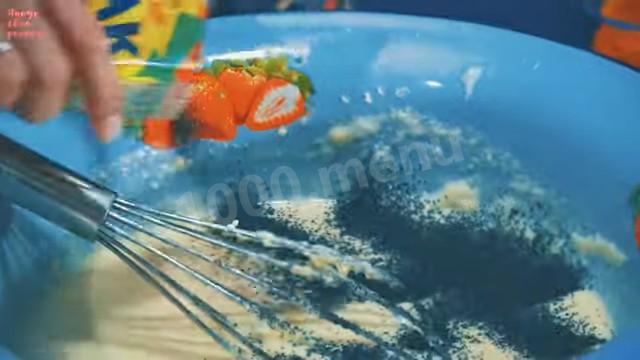 Шаг 15 приготовления Пасхальные куличи с курагой и цукатами на дрожжевом тесте
