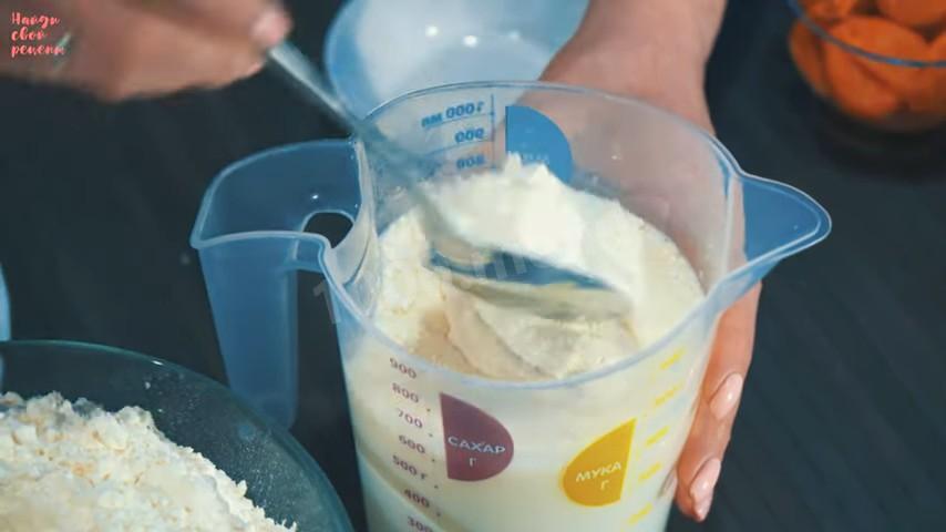 Шаг 4 приготовления Пасхальные куличи с курагой и цукатами на дрожжевом тесте