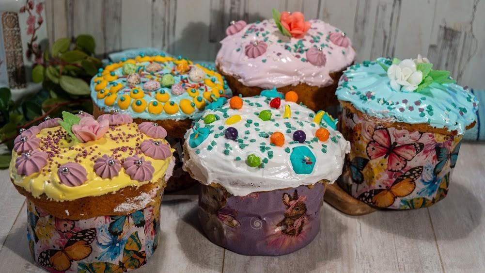 Обложка рецепта Пасхальные куличи с курагой и цукатами на дрожжевом тесте