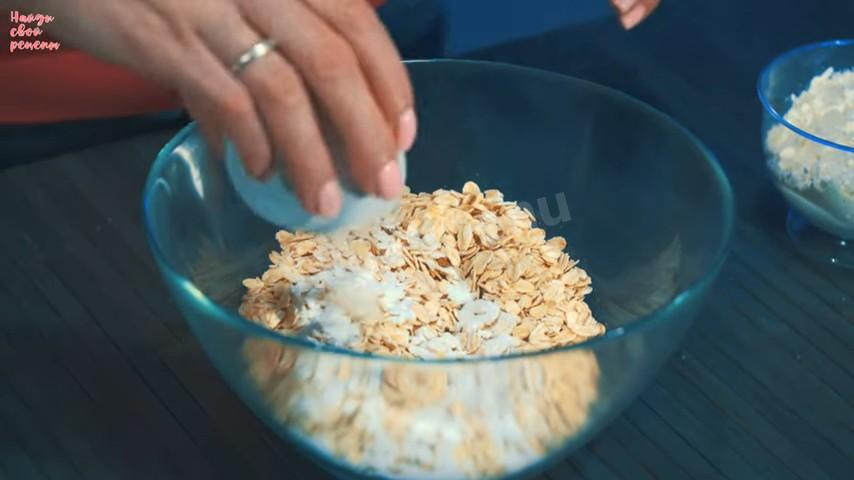Шаг 7 приготовления Морковный пирог с ванильным вкус овсяными хлопьями и курагой