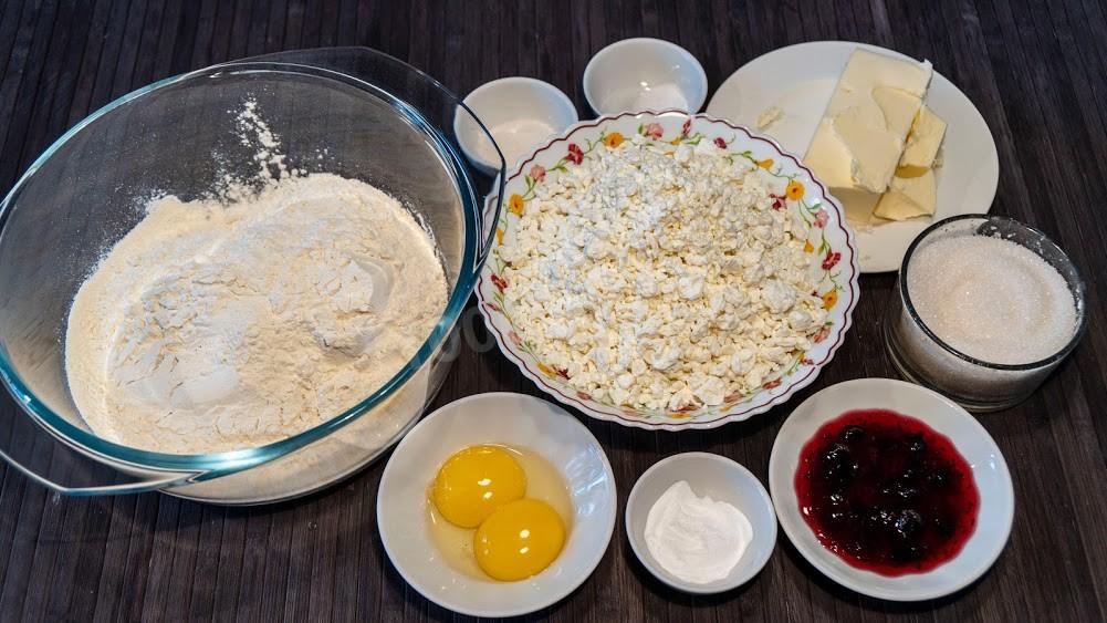 Шаг 1 приготовления Творожные рогалики с вареньем, сахаром и ванилью