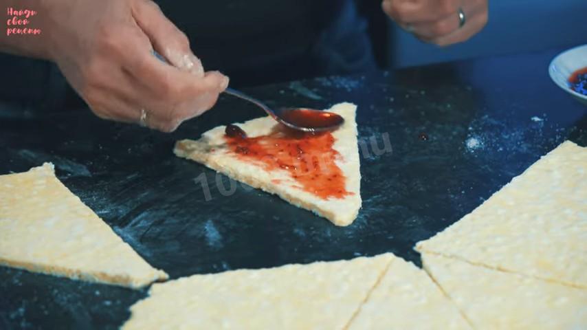 Шаг 17 приготовления Творожные рогалики с вареньем, сахаром и ванилью