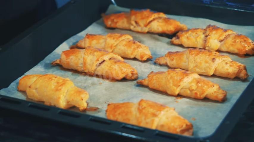 Шаг 21 приготовления Творожные рогалики с вареньем, сахаром и ванилью
